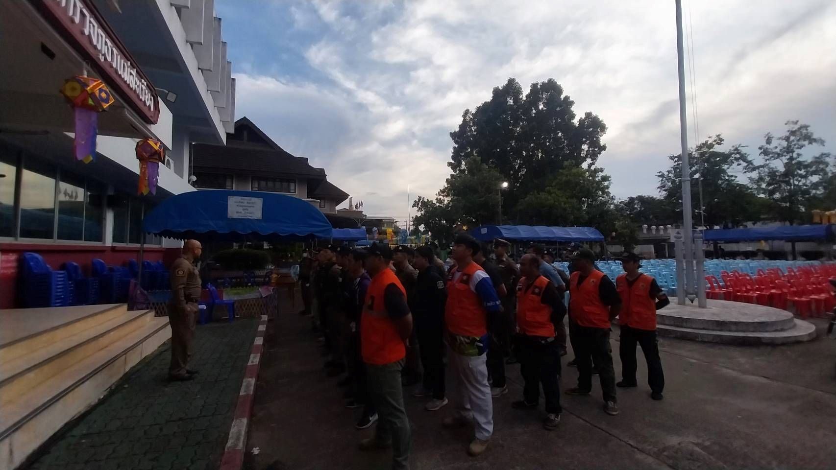 วันที่ 18 ตุลาคม 2567 เวลา 17.30 น. พ.ต.ท.นฤดล ลือรำลึก รอง ผกก.ป.สภ.แม่สะเรียง ปล่อยแถวกำลังเจ้าหน้าที่ตำรวจ สายตรวจ บูรณาการหน่วยงานในพื้นที่ เฝ้าระวังเหตุและสร้างความปลอดภัยในช่วงเทศกาลออกพรรษา (ประเพณีออกหว่า) ประจำปี 2567